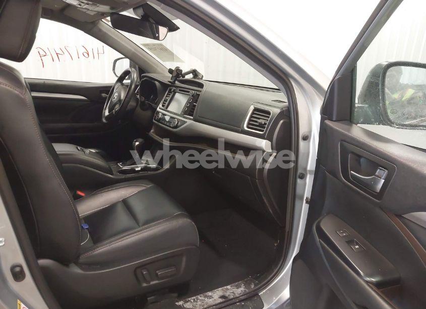 Photo 5 of 2019 Toyota Highlander XLE (VIN 5TDJZRFHXKS578537)