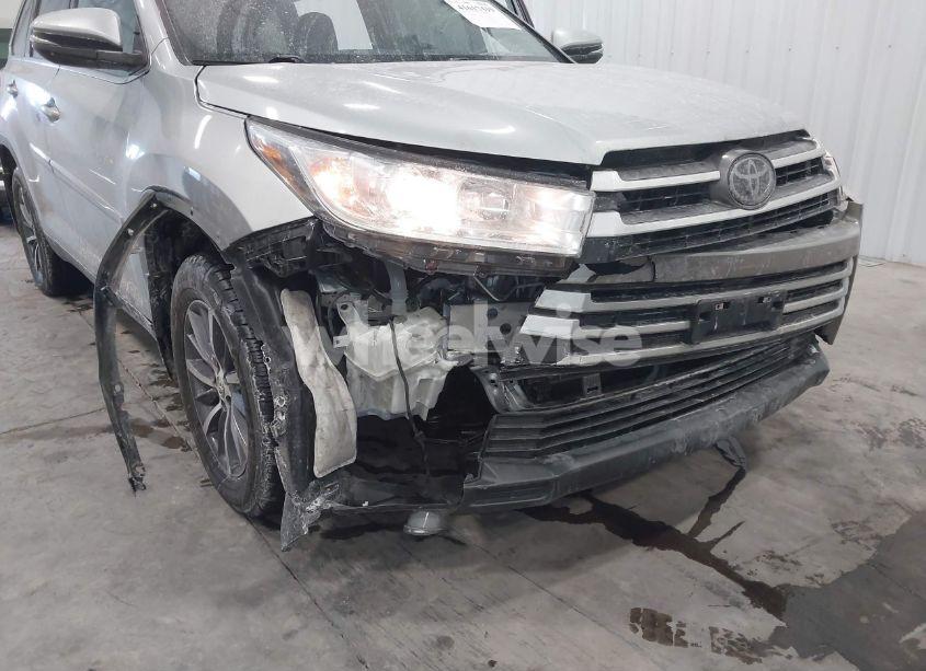 Photo 6 of 2019 Toyota Highlander XLE (VIN 5TDJZRFHXKS578537)