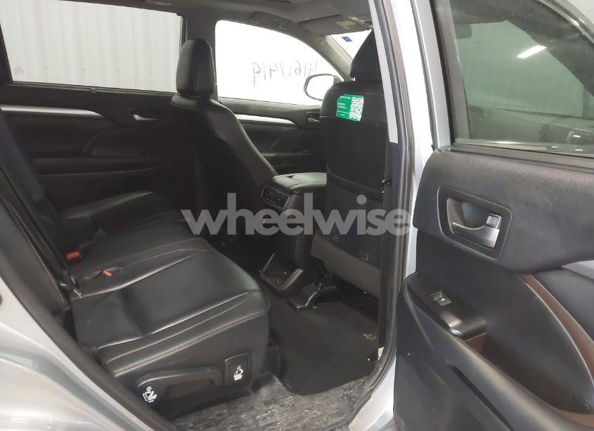 Photo 8 of 2019 Toyota Highlander XLE (VIN 5TDJZRFHXKS578537)