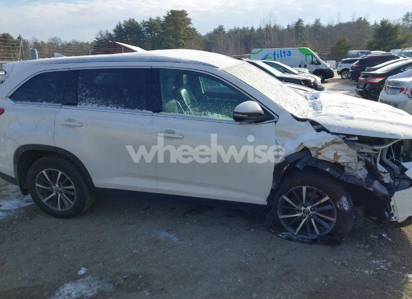 Photo 13 of 2019 Toyota Highlander XLE (VIN 5TDJZRFHXKS580790)