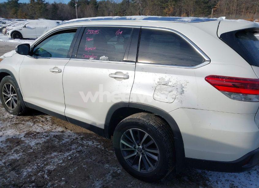Photo 14 of 2019 Toyota Highlander XLE (VIN 5TDJZRFHXKS580790)