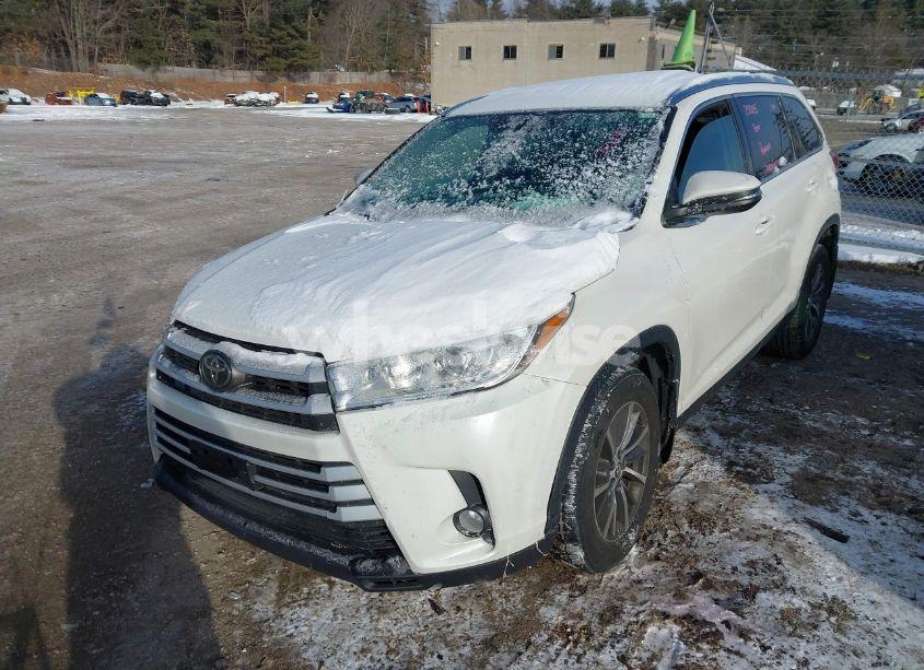 Photo 2 of 2019 Toyota Highlander XLE (VIN 5TDJZRFHXKS580790)