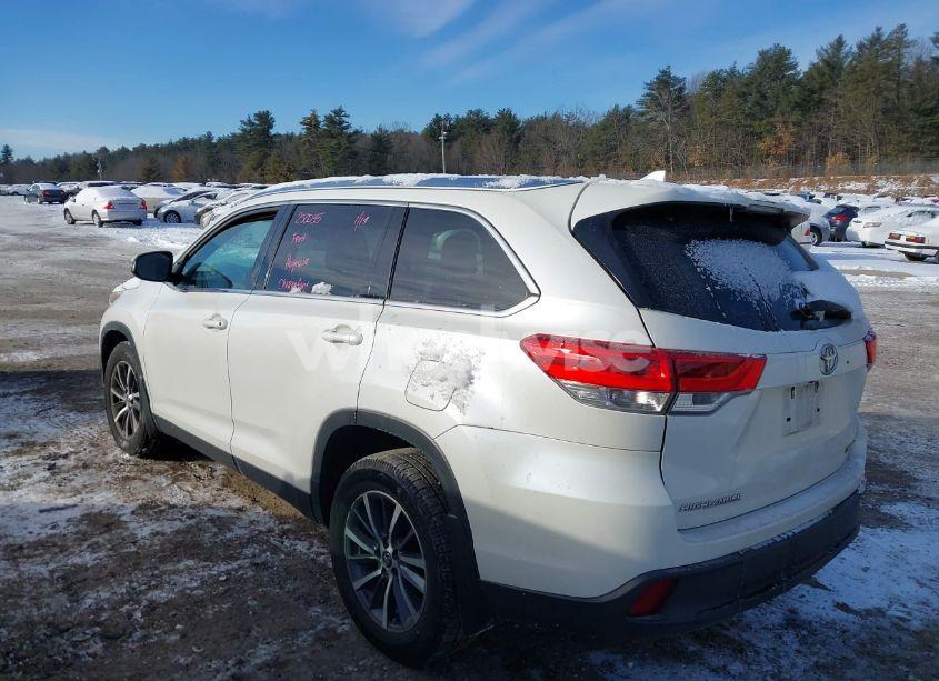 Photo 3 of 2019 Toyota Highlander XLE (VIN 5TDJZRFHXKS580790)