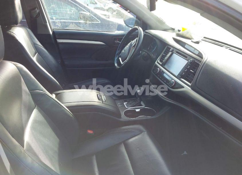 Photo 5 of 2019 Toyota Highlander XLE (VIN 5TDJZRFHXKS580790)