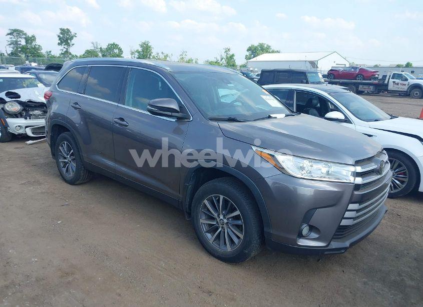 2019 Toyota Highlander XLE (VIN 5TDJZRFHXKS586184) main photo
