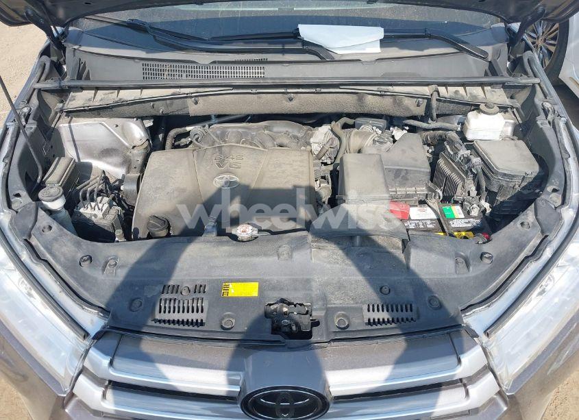 Photo 10 of 2019 Toyota Highlander XLE (VIN 5TDJZRFHXKS586184)