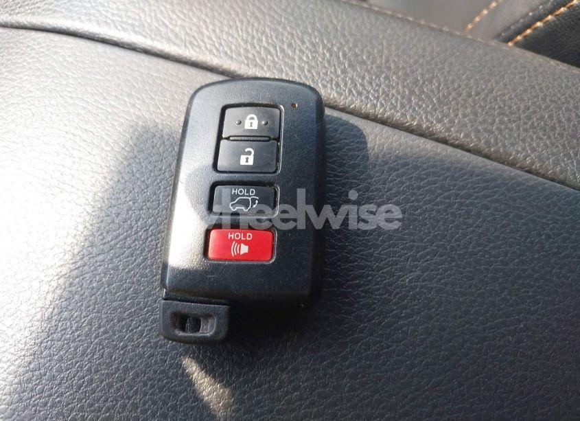 Photo 11 of 2019 Toyota Highlander XLE (VIN 5TDJZRFHXKS586184)