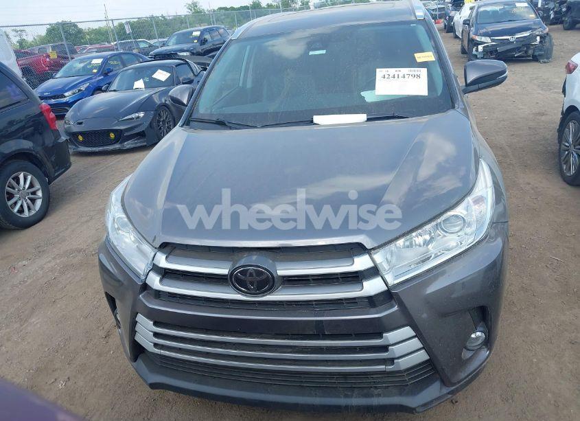 Photo 12 of 2019 Toyota Highlander XLE (VIN 5TDJZRFHXKS586184)