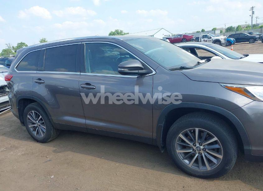 Photo 13 of 2019 Toyota Highlander XLE (VIN 5TDJZRFHXKS586184)