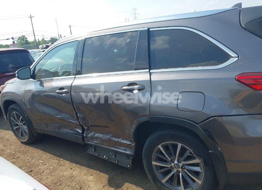 Photo 14 of 2019 Toyota Highlander XLE (VIN 5TDJZRFHXKS586184)