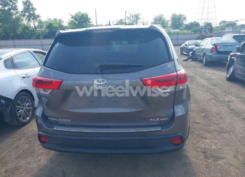 Photo 16 of 2019 Toyota Highlander XLE (VIN 5TDJZRFHXKS586184)