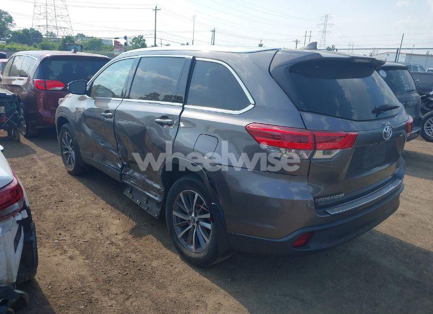 Photo 3 of 2019 Toyota Highlander XLE (VIN 5TDJZRFHXKS586184)