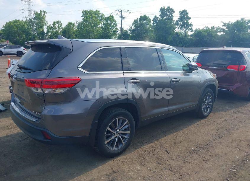 Photo 4 of 2019 Toyota Highlander XLE (VIN 5TDJZRFHXKS586184)