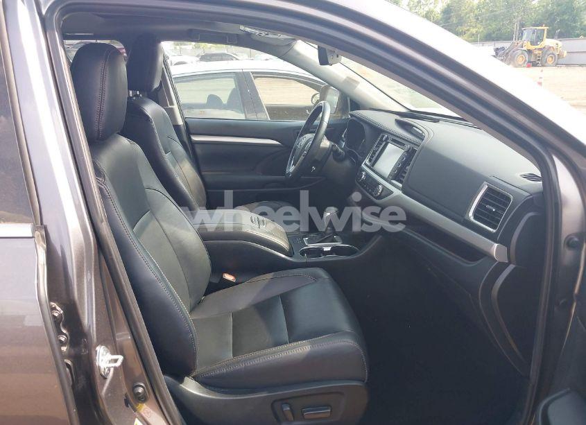 Photo 5 of 2019 Toyota Highlander XLE (VIN 5TDJZRFHXKS586184)