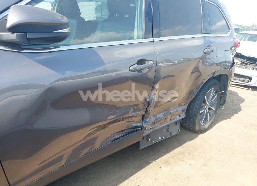 Photo 6 of 2019 Toyota Highlander XLE (VIN 5TDJZRFHXKS586184)