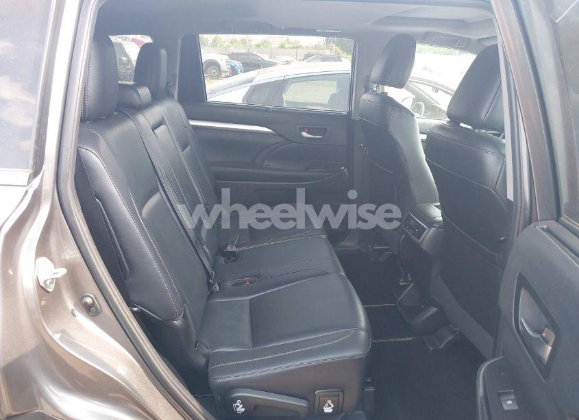 Photo 8 of 2019 Toyota Highlander XLE (VIN 5TDJZRFHXKS586184)