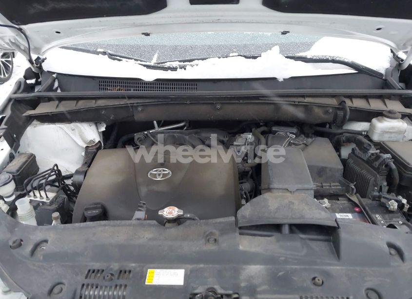 Photo 10 of 2019 Toyota Highlander XLE (VIN 5TDJZRFHXKS620995)