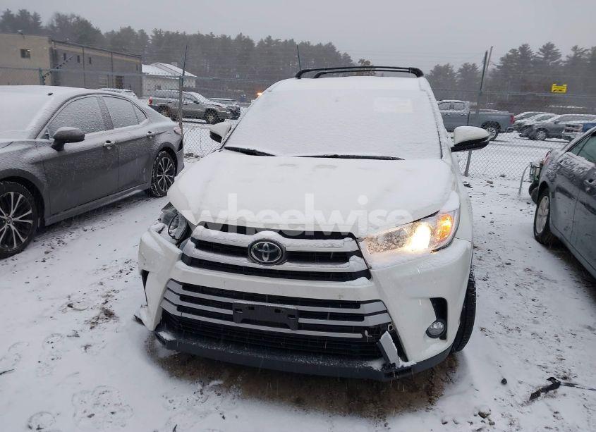 Photo 13 of 2019 Toyota Highlander XLE (VIN 5TDJZRFHXKS620995)