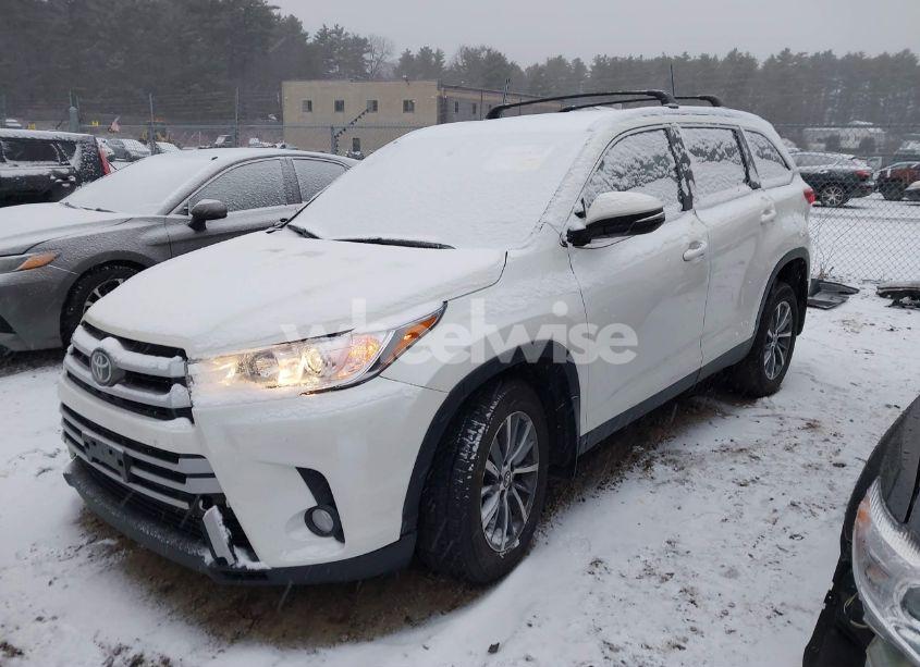 Photo 2 of 2019 Toyota Highlander XLE (VIN 5TDJZRFHXKS620995)