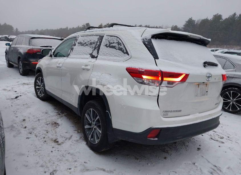 Photo 3 of 2019 Toyota Highlander XLE (VIN 5TDJZRFHXKS620995)