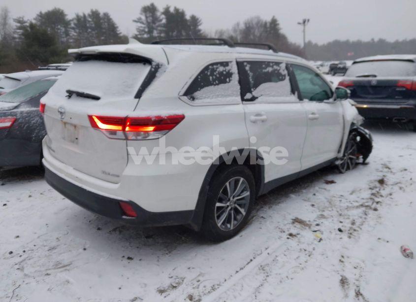 Photo 4 of 2019 Toyota Highlander XLE (VIN 5TDJZRFHXKS620995)