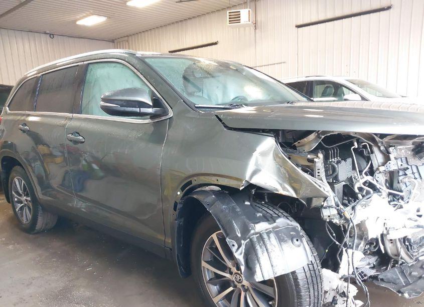 Photo 14 of 2019 Toyota Highlander XLE (VIN 5TDJZRFHXKS713967)