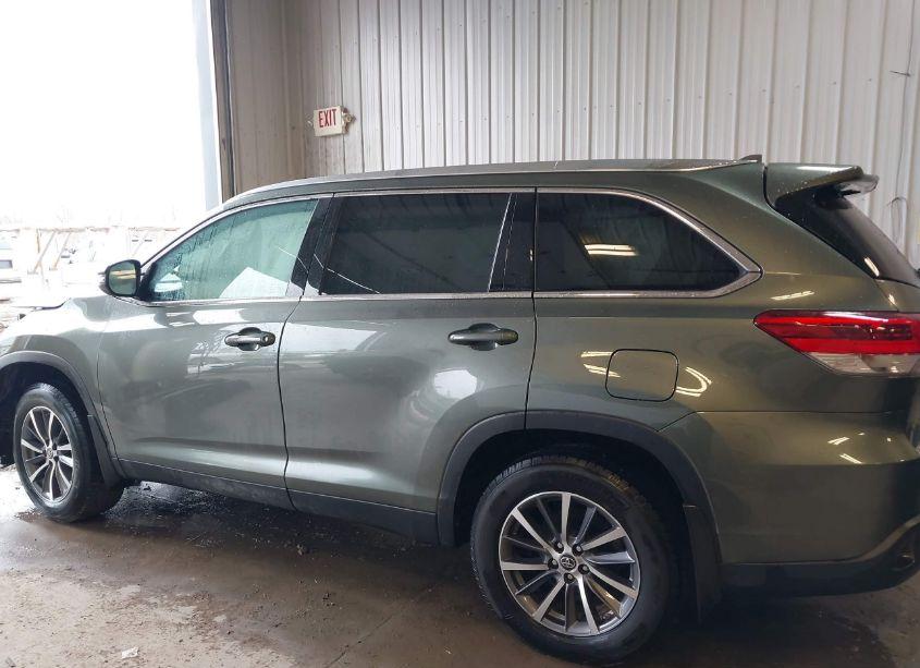 Photo 15 of 2019 Toyota Highlander XLE (VIN 5TDJZRFHXKS713967)