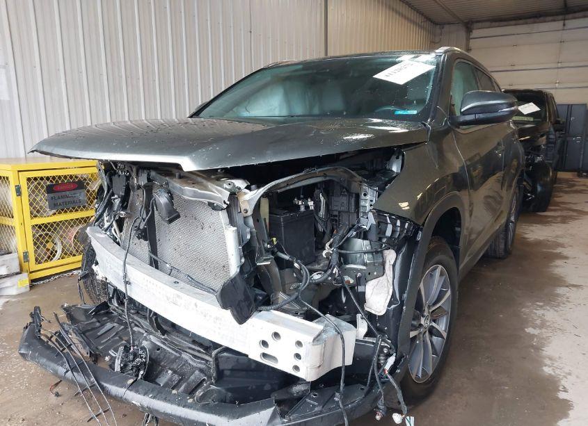 Photo 2 of 2019 Toyota Highlander XLE (VIN 5TDJZRFHXKS713967)