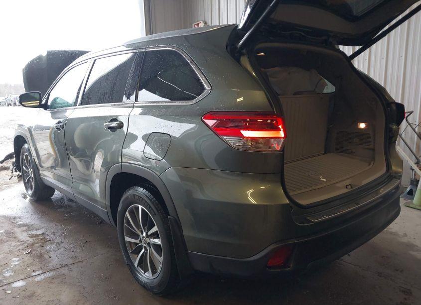 Photo 3 of 2019 Toyota Highlander XLE (VIN 5TDJZRFHXKS713967)