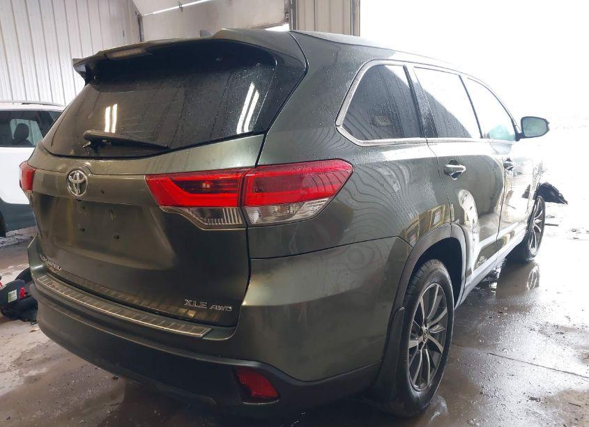 Photo 4 of 2019 Toyota Highlander XLE (VIN 5TDJZRFHXKS713967)