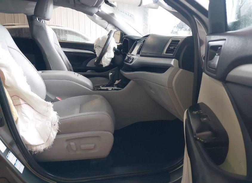 Photo 5 of 2019 Toyota Highlander XLE (VIN 5TDJZRFHXKS713967)