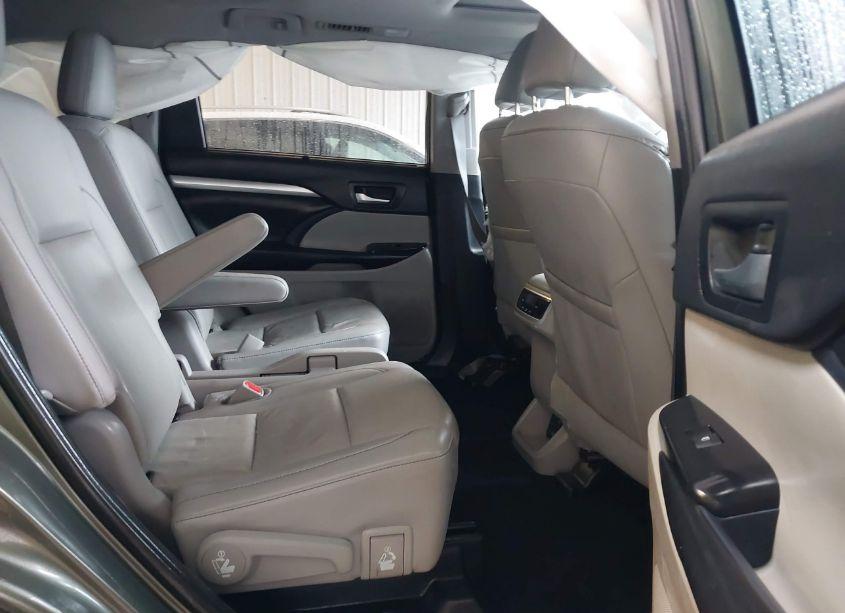 Photo 8 of 2019 Toyota Highlander XLE (VIN 5TDJZRFHXKS713967)