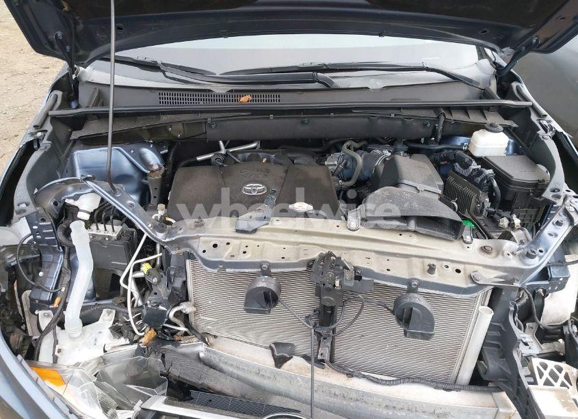 Photo 10 of 2019 Toyota Highlander XLE (VIN 5TDJZRFHXKS996273)