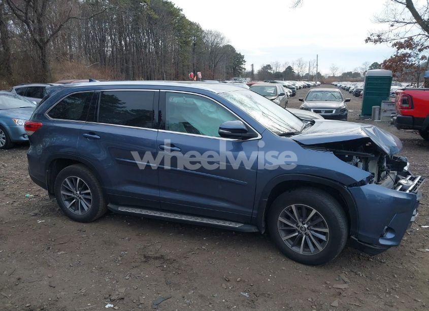 Photo 13 of 2019 Toyota Highlander XLE (VIN 5TDJZRFHXKS996273)