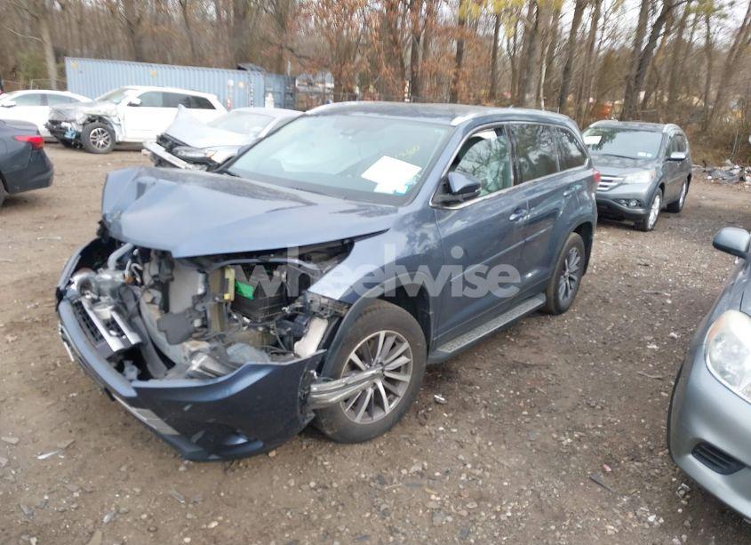 Photo 2 of 2019 Toyota Highlander XLE (VIN 5TDJZRFHXKS996273)