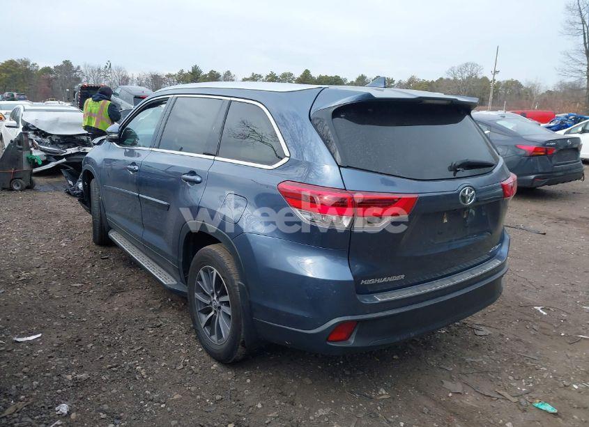 Photo 3 of 2019 Toyota Highlander XLE (VIN 5TDJZRFHXKS996273)