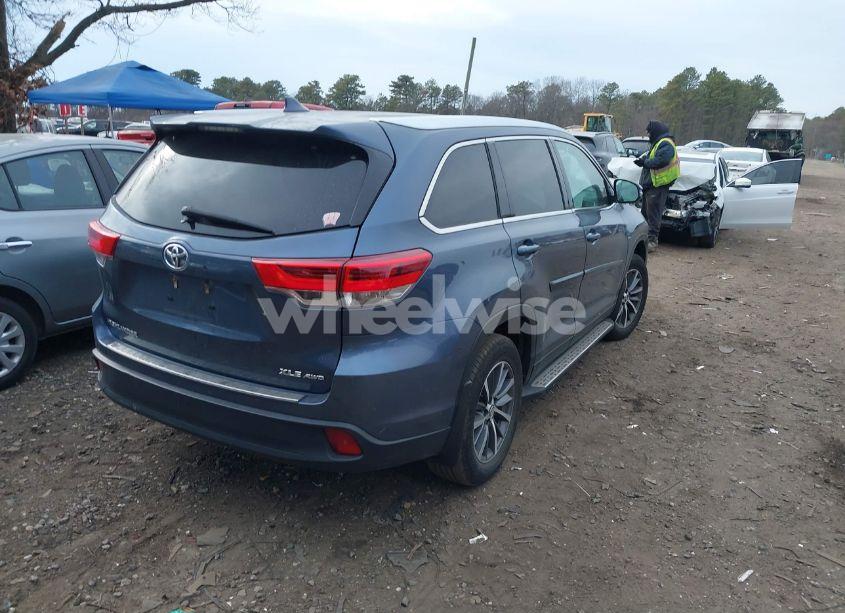 Photo 4 of 2019 Toyota Highlander XLE (VIN 5TDJZRFHXKS996273)
