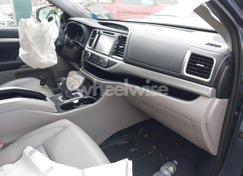 Photo 5 of 2019 Toyota Highlander XLE (VIN 5TDJZRFHXKS996273)