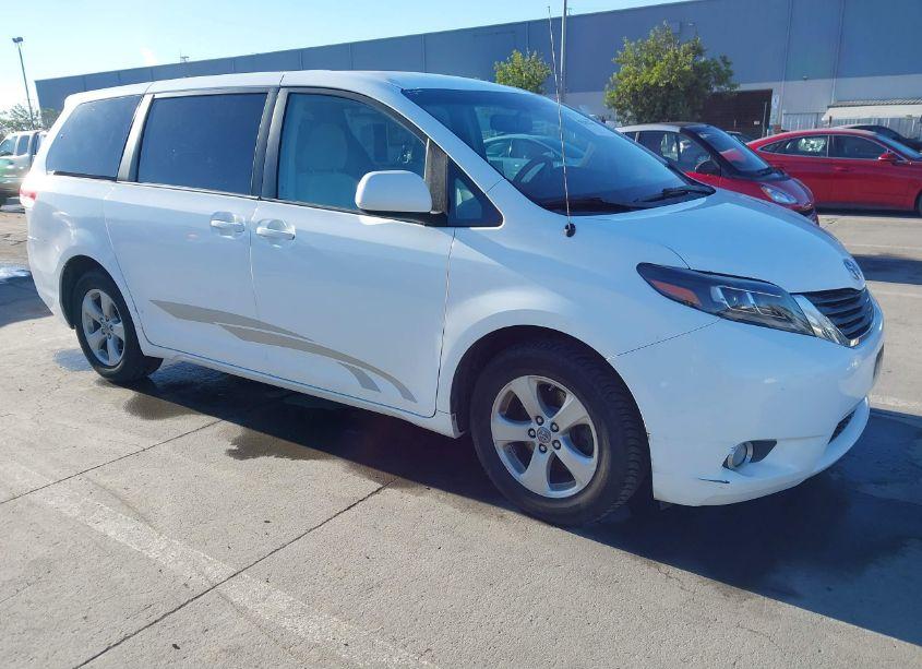 2011 Toyota Sienna LE (VIN 5TDKA3DC0BS005341) main photo