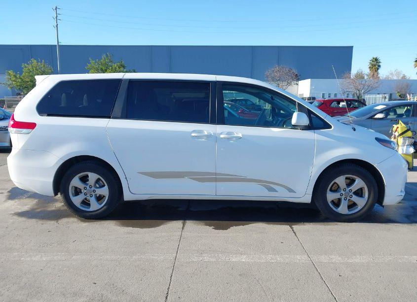 Photo 13 of 2011 Toyota Sienna LE (VIN 5TDKA3DC0BS005341)