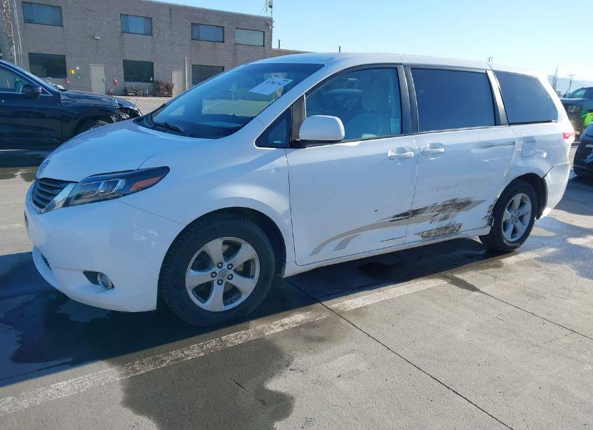 Photo 2 of 2011 Toyota Sienna LE (VIN 5TDKA3DC0BS005341)