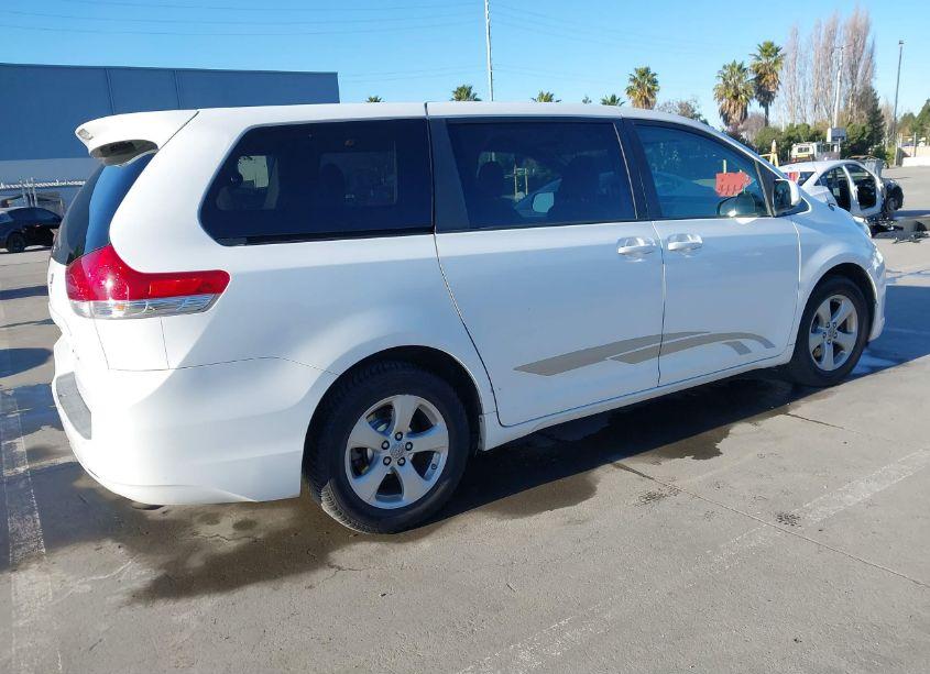 Photo 4 of 2011 Toyota Sienna LE (VIN 5TDKA3DC0BS005341)