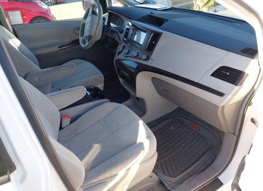 Photo 5 of 2011 Toyota Sienna LE (VIN 5TDKA3DC0BS005341)