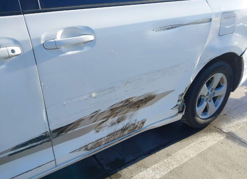 Photo 6 of 2011 Toyota Sienna LE (VIN 5TDKA3DC0BS005341)