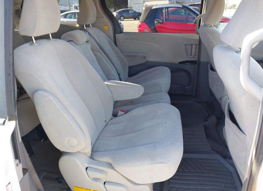 Photo 8 of 2011 Toyota Sienna LE (VIN 5TDKA3DC0BS005341)