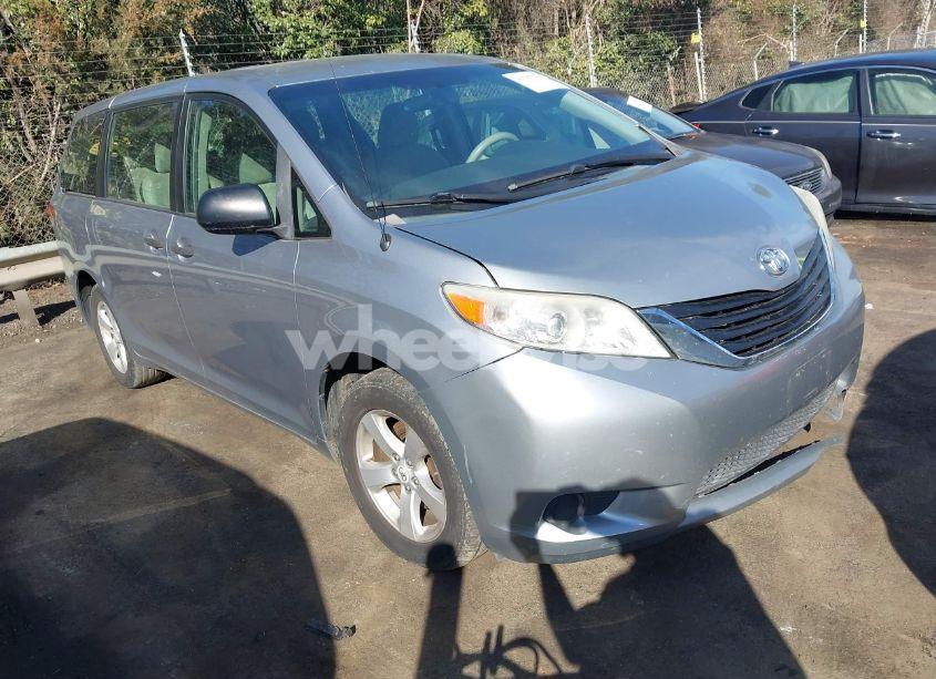 2011 Toyota Sienna (VIN 5TDKA3DC1BS008961) main photo