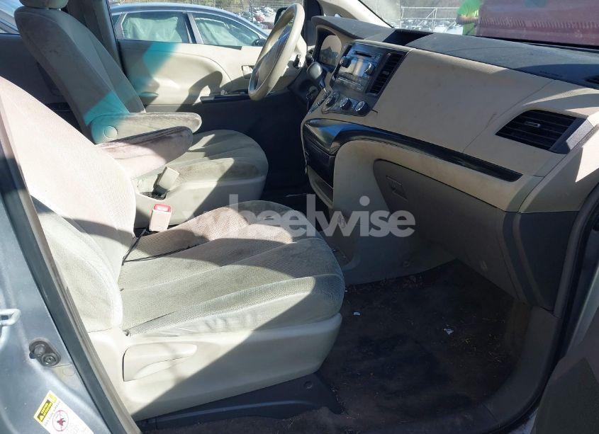 Photo 5 of 2011 Toyota Sienna (VIN 5TDKA3DC1BS008961)