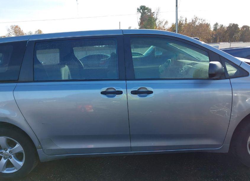 Photo 14 of 2011 Toyota Sienna (VIN 5TDKA3DC2BS007608)