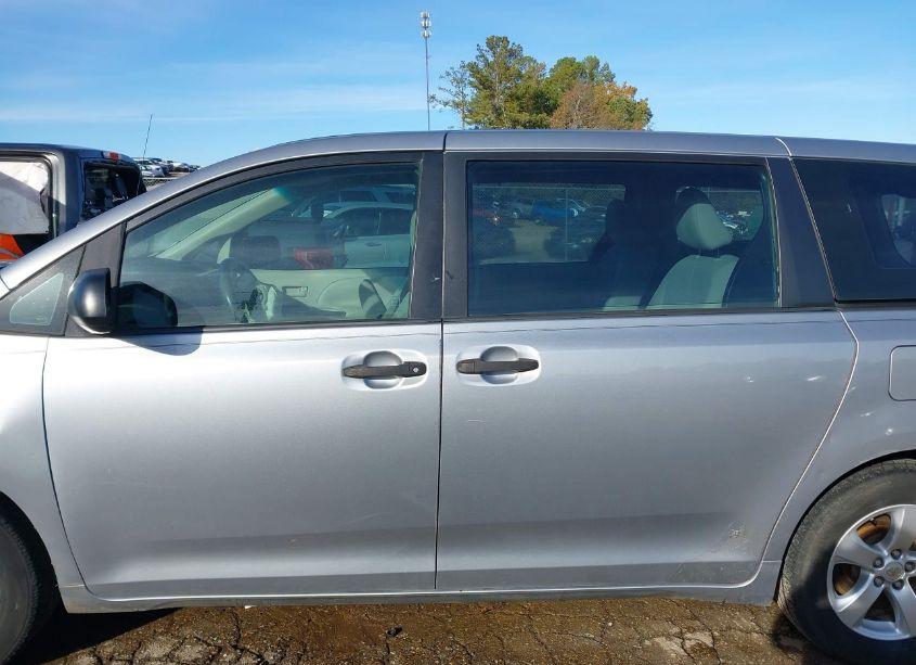 Photo 15 of 2011 Toyota Sienna (VIN 5TDKA3DC2BS007608)