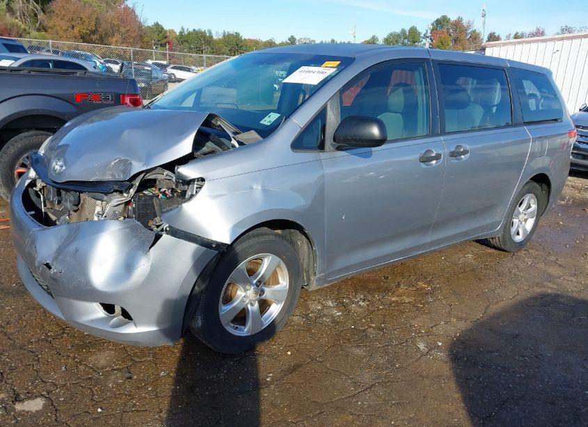 Photo 2 of 2011 Toyota Sienna (VIN 5TDKA3DC2BS007608)